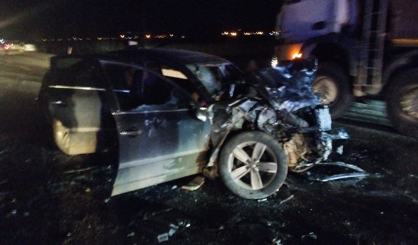 Hatay'da otomobil ile minibüs kafa kafaya çarpıştı: 1 ölü, 6 yaralı