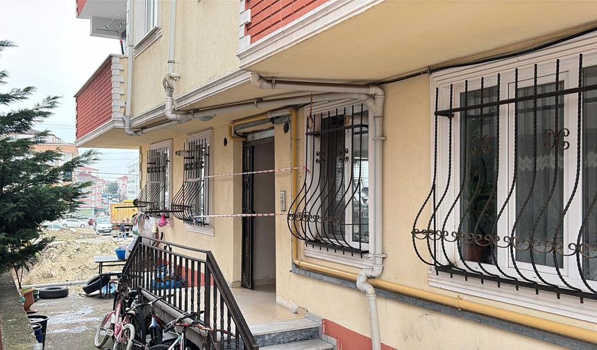 İnşaat temelinin yanındaki 3 binanın bahçesinde toprak kayması; 25 kişi tahliye edildi