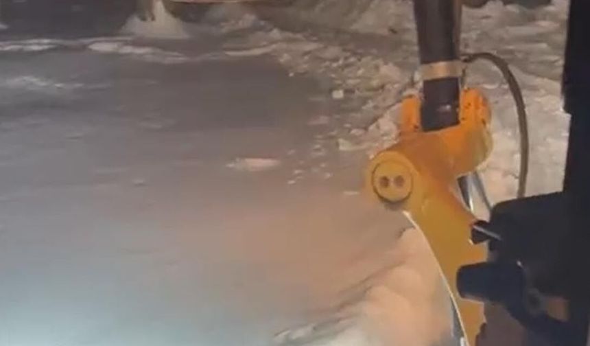 İş makinesi operatörü çocuğu kırmadı, evin önünü kardan temizleyip yolu açtı