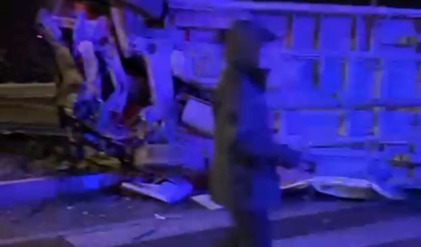 İşçi servis minibüsüyle hafif ticari araç çarpıştı: 1 ölü, 14 yaralı