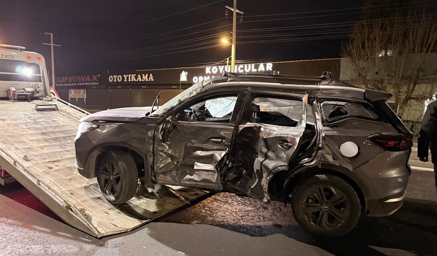 Işık ihlali yapan TIR, otomobile çarptı; 1 ölü, 5 yaralı