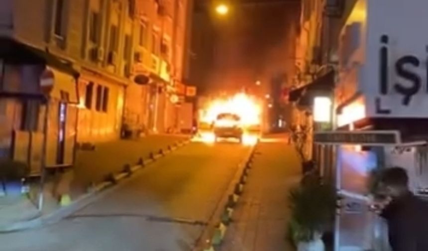 İstanbul- Fatih'te park halindeki hafif ticari araç alev alev yandı