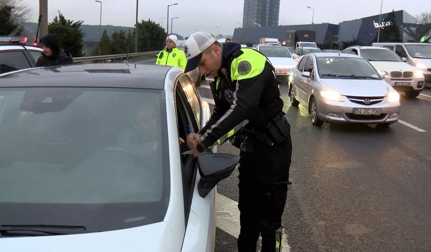 İstanbul- İstanbul'da dronlu 'Taralı Alan' denetimi; 11 sürücüye 29 bin lira ceza