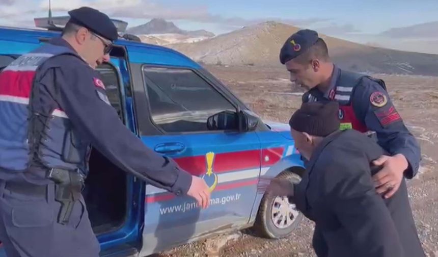 Jandarmanın bulduğu alzheimer hastası, 'Ayaklarım çamur' diye ekip aracına binmek istemedi