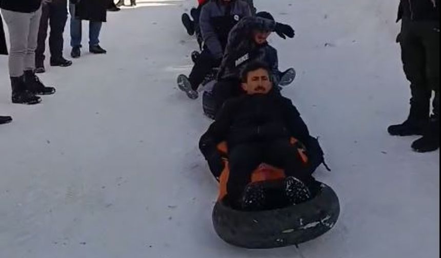 Kamyonete bağlanan ipe tutturulan şambrellerin üzerine oturup kaydılar