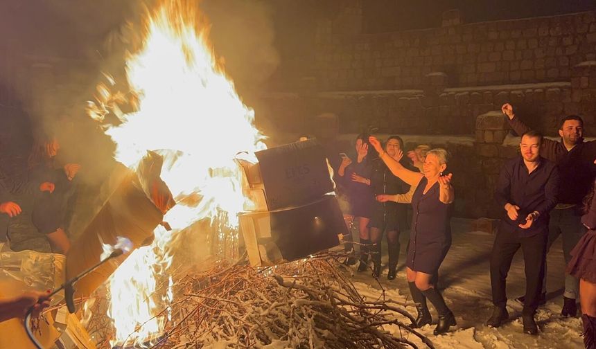 Kapadokya'da yeni yıla havai fişek eşliğinde eğlenerek girdiler