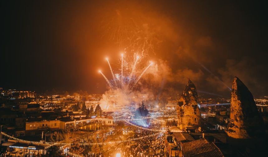 Kapadokya'da yeni yıla havai fişek eşliğinde eğlenerek girdiler/Ek fotoğraflar