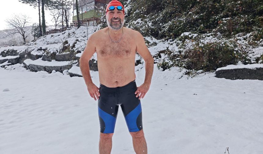 Kar altında denize girip yüzdü