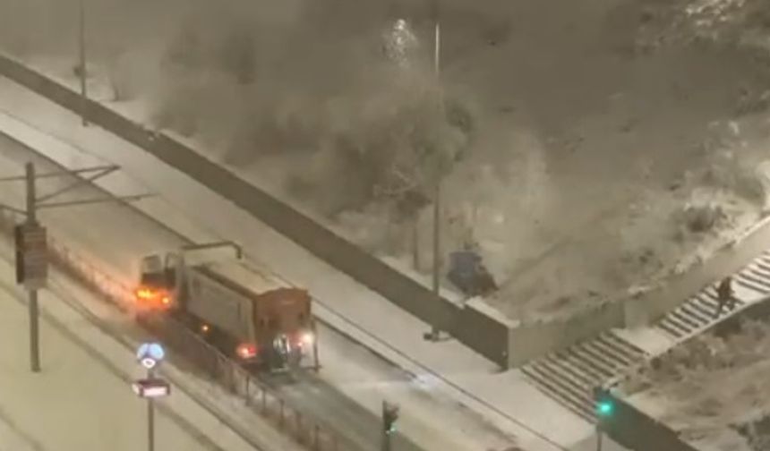 Kar topu isabet eden kar küreme aracı refüje çarptı; o anlar kamerada