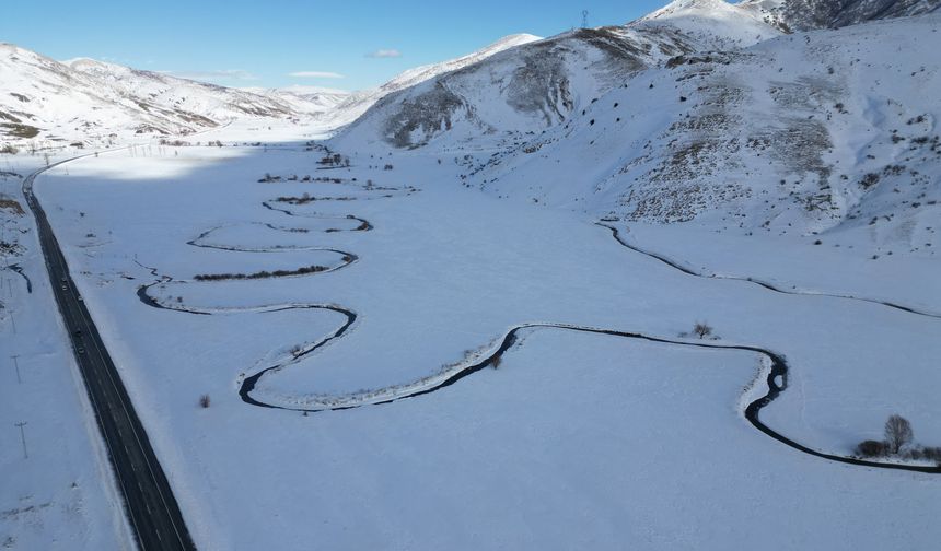 Kar yağışı sonrası menderesler havadan görüntülendi