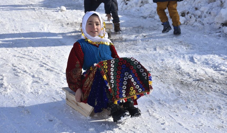 Karda poşetle kayan köy çocuklarına kızak hediyesi