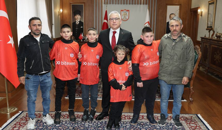 Kardan Kız Kulesi yapan çocuklar, bakanlığın davetlisi olarak İstanbul'a gitti