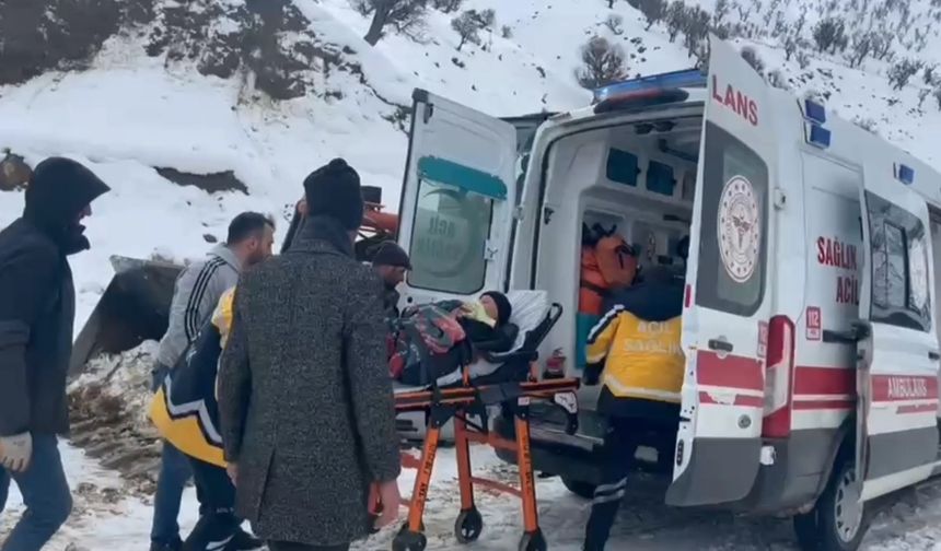 Kardan yolu kapanan mezradaki hasta kızakla ambulansa ulaştırıldı