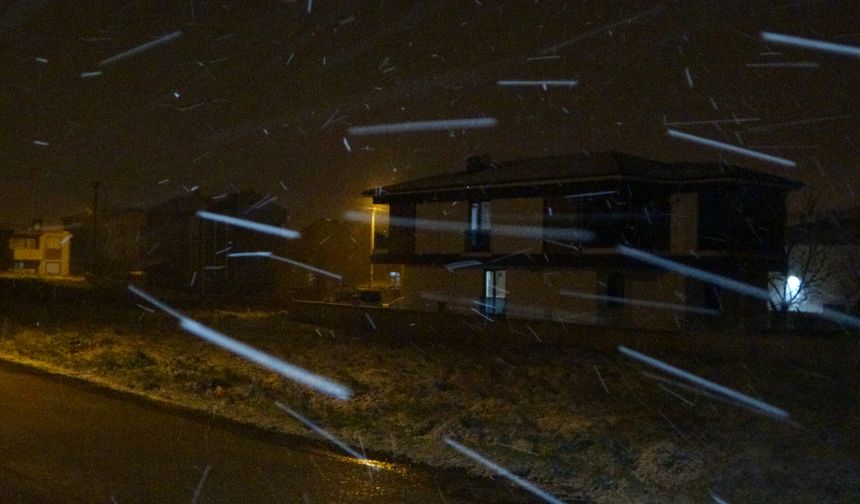 Keşan'da kar yağışı etkili oluyor