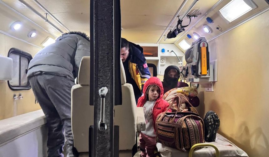 Köyde rahatsızlanan 2 bebek, paletli ambulansla hastaneye nakledildi