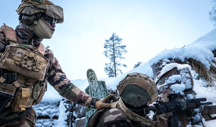 Macron: Fransız askerleri, Grönland'da düzenlenen tatbikatlara katılacak