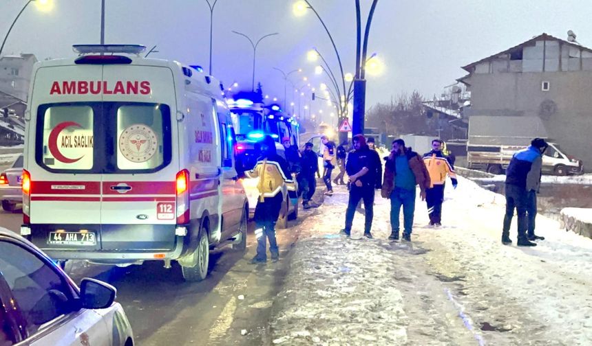 Malatya'da işçi servis midibüsü devrildi; 9 yaralı
