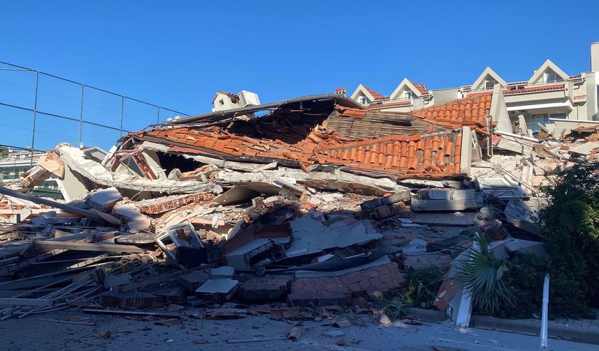 Marmaris'te tadilattaki 5 katlı apart otel çöktü