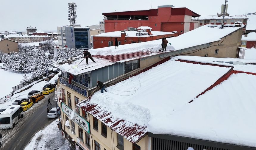 Metrelerce yüksekte ipin ucunda zorlu mesai