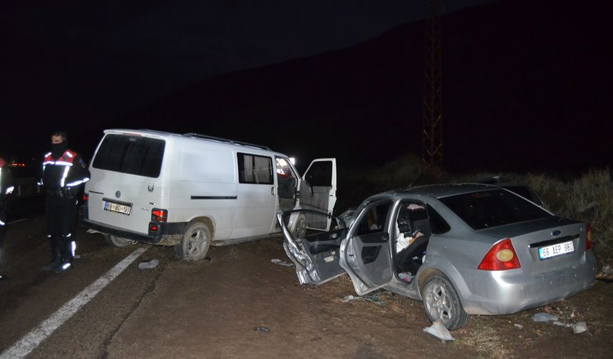 Minibüs ile otomobil kafa kafaya çarpıştı: 2'i ağır 6 yaralı