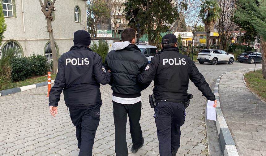 Otobüste 'ters baktınız' deyip, 2 kişinin boynuna bıçak dayayan üniversiteli tutuklandı