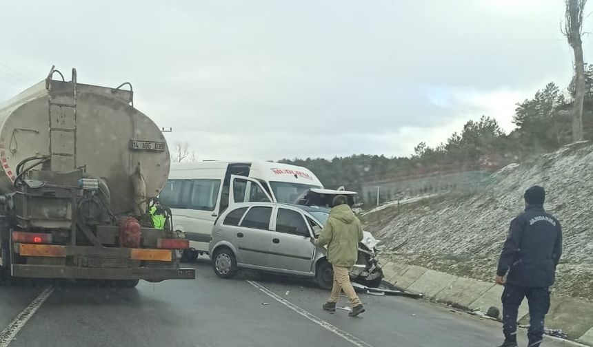 Otomobil ile minibüs çarpıştı; 1 ölü, 9 yaralı
