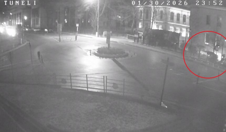 Otomobil tünel çıkışı Valilik binasının duvarına çarptı