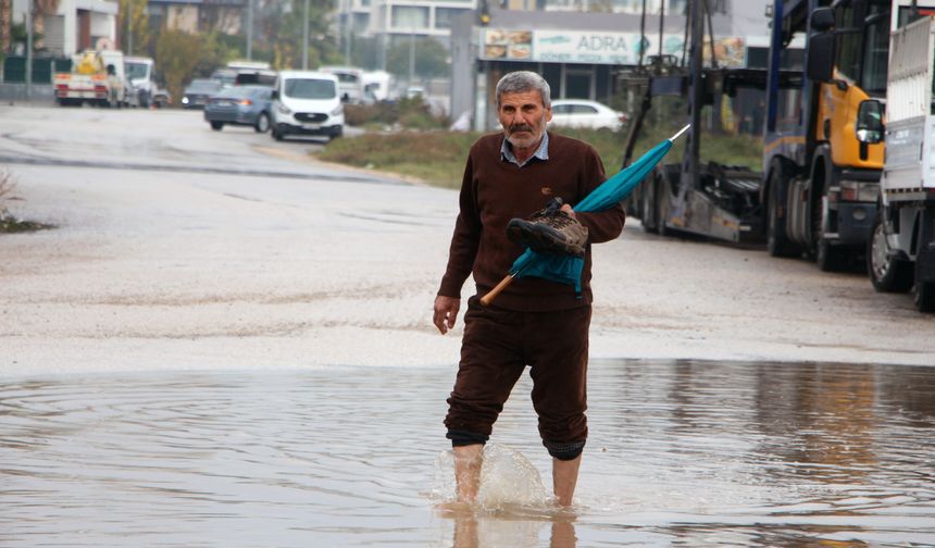 Rögarı olmayan sokak yağmur suyuyla doldu; sitede yaşayanlar yola taş döşeyip ulaşımı sağladı