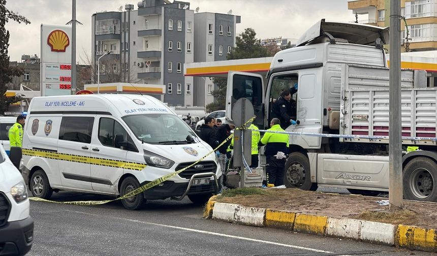 Şanlıurfa'da TIR ile çarpışan motosikletin sürücüsü öldü