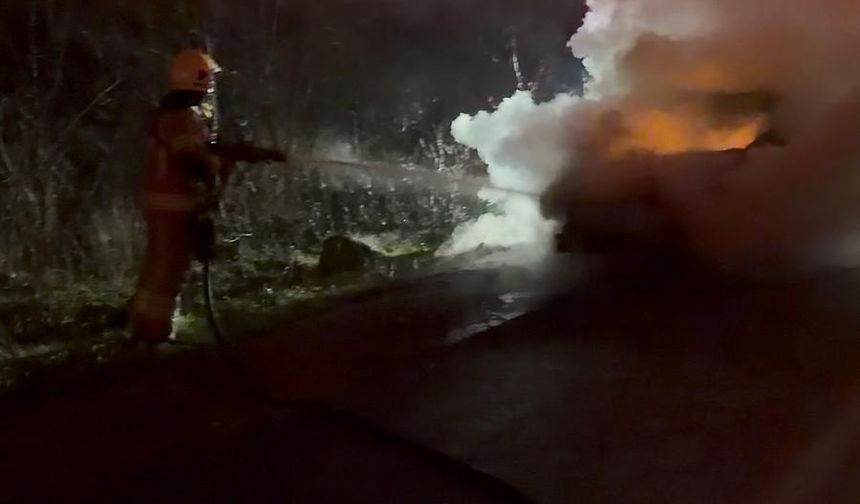 Seyir halindeyken alev alan otomobil yandı