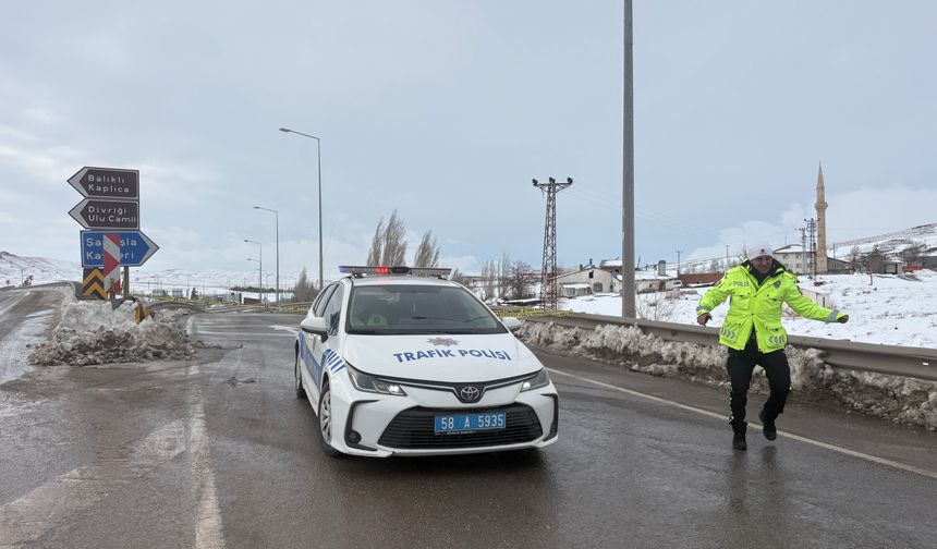Sivas-Kayseri kara yolu tipi nedeniyle ulaşıma kapatıldı