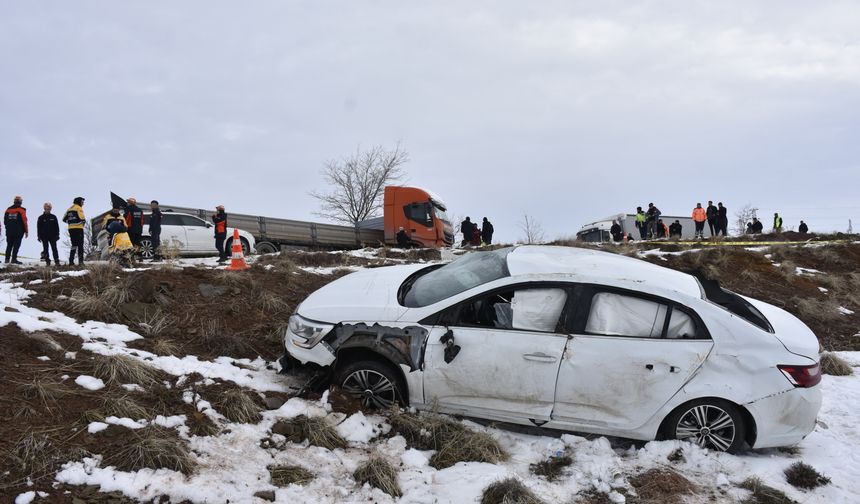 Sivas'ta buzlanma nedeniyle zincirleme kaza: 1 ölü, 2 yaralı
