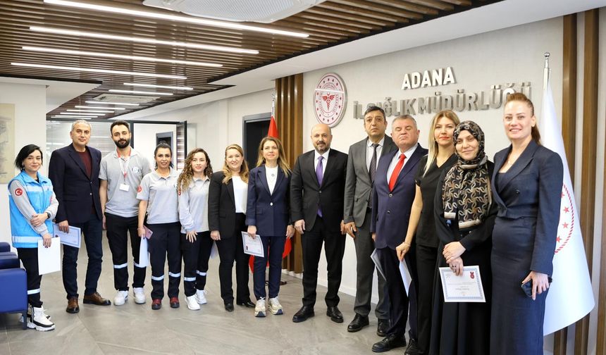 Tavanda film gösterimi yapıp yatalak hastanın hayalini gerçekleştirdiler