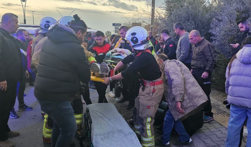 TIR'ın servis minibüsüne çarptığı kaza, araç içi kamerasında
