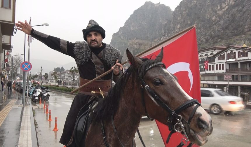 Tokat'tan Amasya'ya at üzerinde elinde Türk bayrağıyla geldi