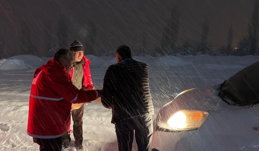 Türk Kızılay'ı Muş-Bingöl karayolunda mahsur kalan 50 kişinin yardımına koştu