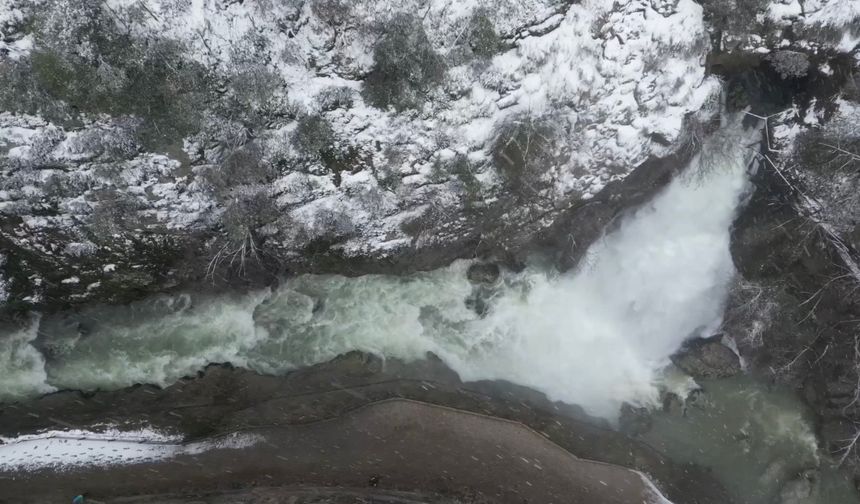 Ulukaya Kanyonu ve Şelalesi'nde kar manzarası