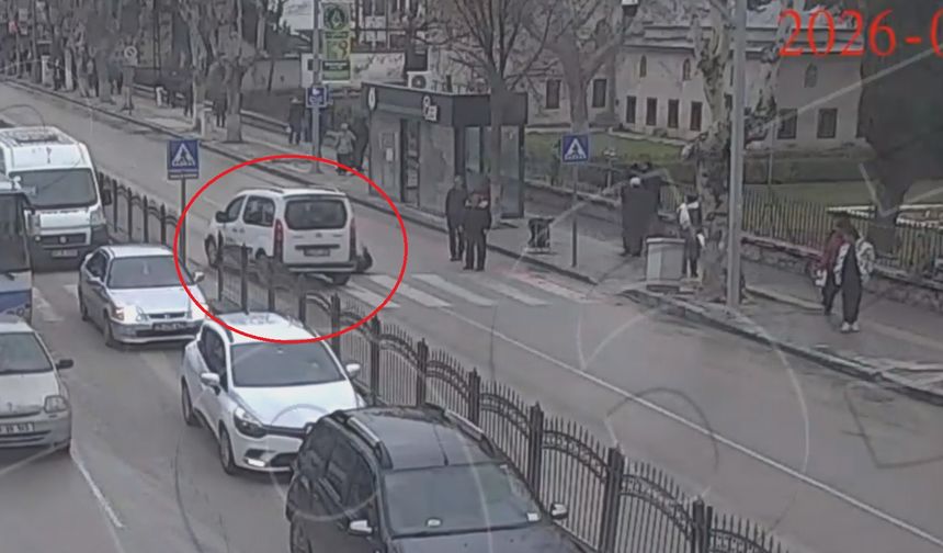 Yaya geçidinden geçerken hafif ticari araç çarptı; kaza kamerada