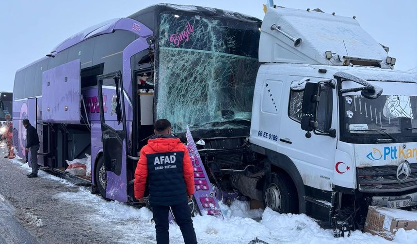 Yolcu otobüsü, kamyona çarptı; 9 yaralı