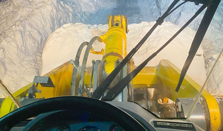 Yolu kapalı köyde rahatsızlanan hasta, ekipler tarafından hastaneye ulaştırıldı