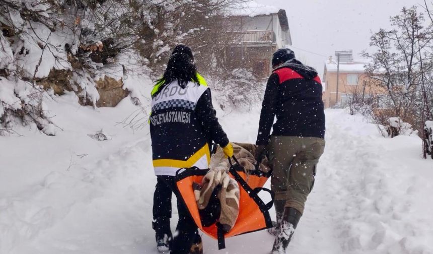 Yolu kardan kapanan mahallede rahatsızlaşan vatandaş, hastaneye ulaştırıldı