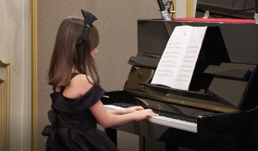 Zinde Yaşam Derneği ve öğrencilerden sokak hayvanları için ortak piyano konseri