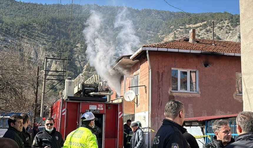 2 katlı evdeki yangını itfaiye söndürdü