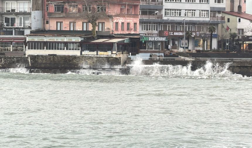 Amasra'da fırtına; dalga boyu 2 metreye ulaştı