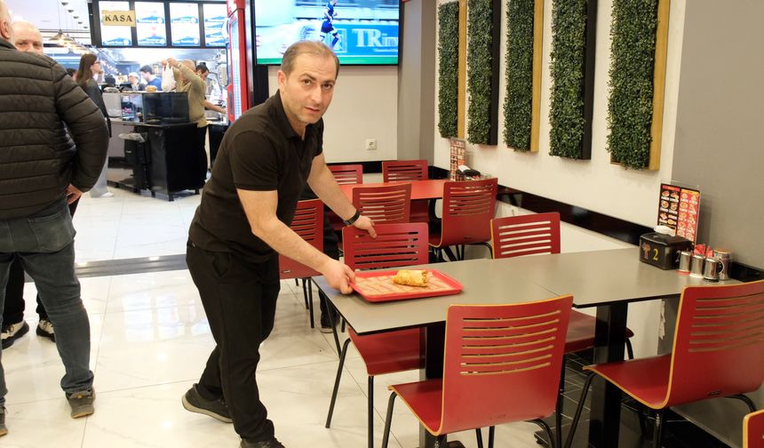 Babadan kalan 'anlamlı miras'; lokantada artan yiyecekleri sokak kedilerine götürüyor