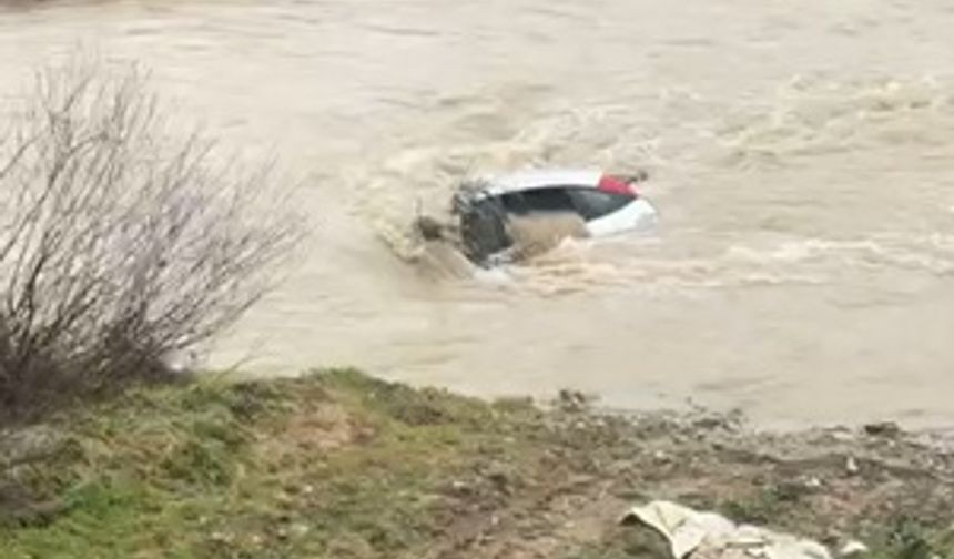 Bolu'da otomobil dereye uçtu