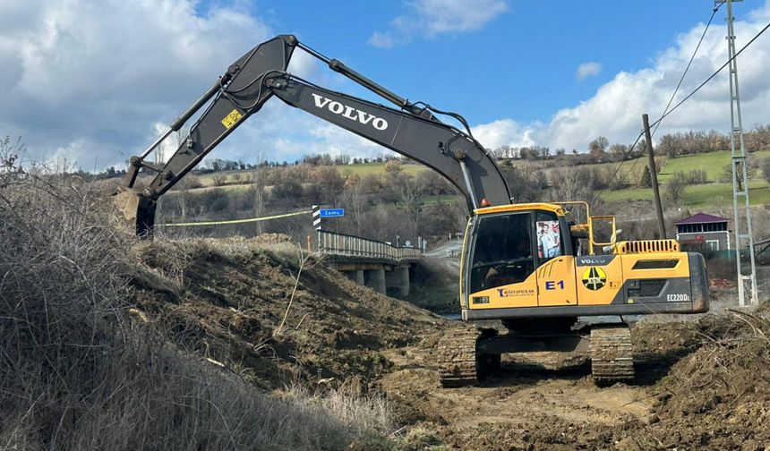 Çomu çayı köprüsü ulaşıma kapatıldı, ekiplerin geçici köprü için yoğun mesaisi dronla görüntülendi