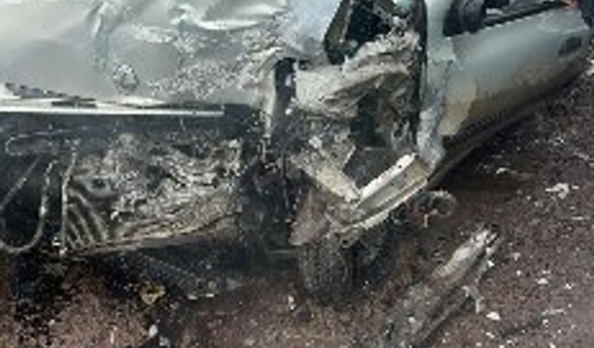 Çorum'da traktör ile otomobil çarpıştı; 1 ölü, 2 yaralı