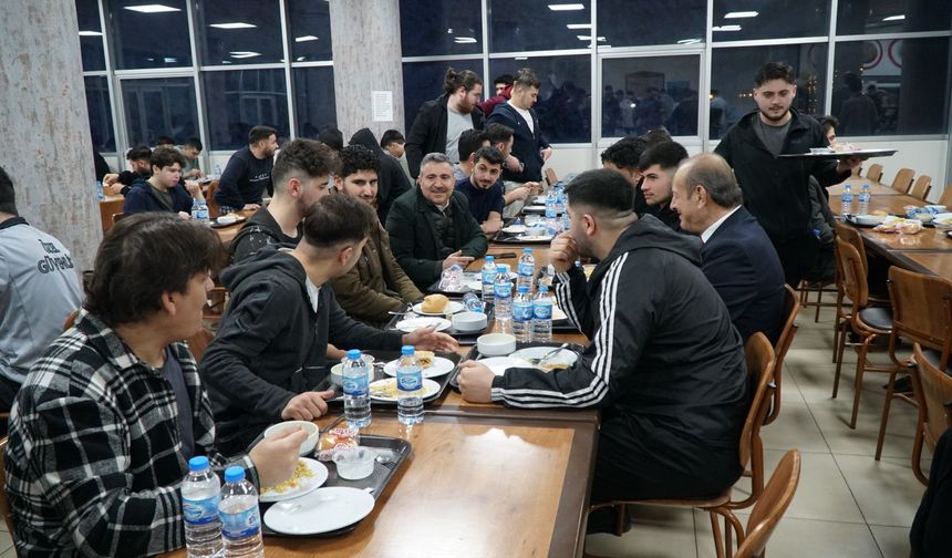 Gümüşhane Valisi üniversite öğrencileriyle iftarda buluştu
