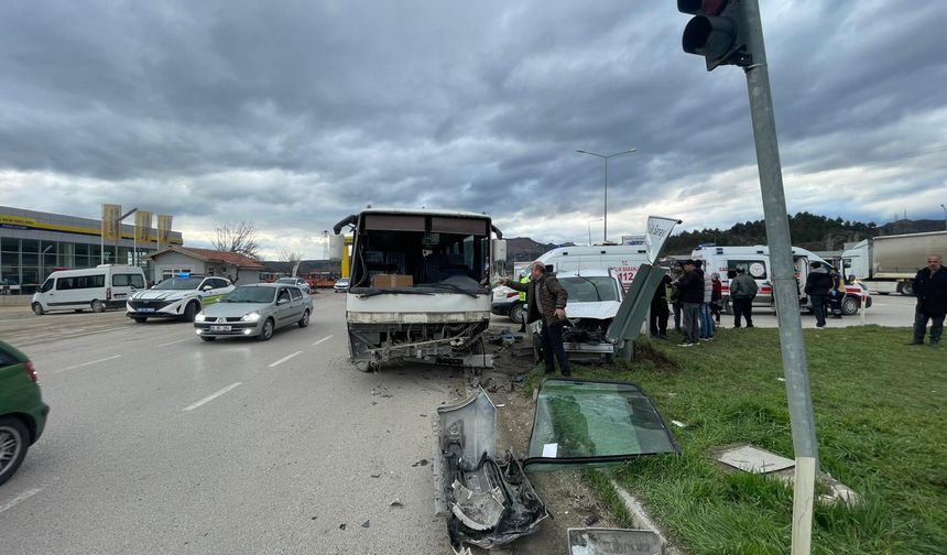 Hafif ticari araç ile midibüs çarpıştı: 6 yaralı